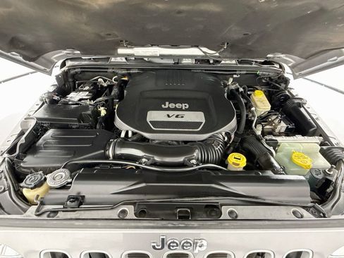Used 2017 Jeep Wrangler Unlimited Sahara w/ Connectivity Group AWD/4WD image 28