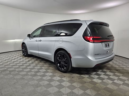 Used 2022 Chrysler Pacifica Touring-L w/ Uconnect Theater Family Group AWD/4WD image 5