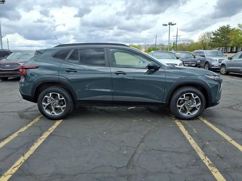 Used 2025 Chevrolet Trax LT FWD image 8