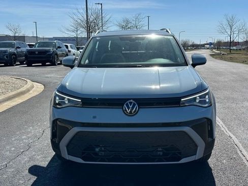 New 2026 Volkswagen Taos SE image 2