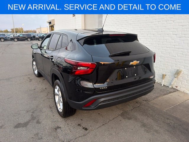 Used 2024 Chevrolet Trax LS w/ LS Convenience Package FWD image 12