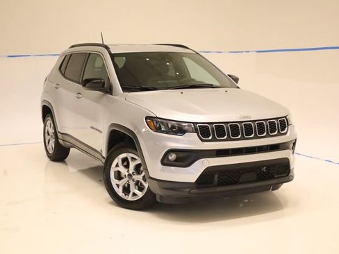 Used 2025 Jeep Compass Latitude AWD/4WD image 3