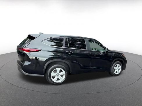 Used 2025 Toyota Highlander LE FWD image 12