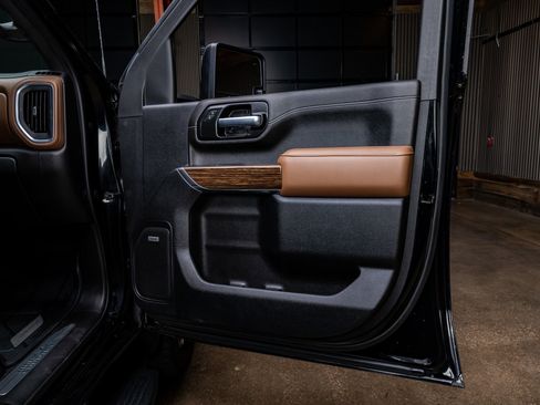 Used 2021 Chevrolet Silverado 2500 High Country image 36