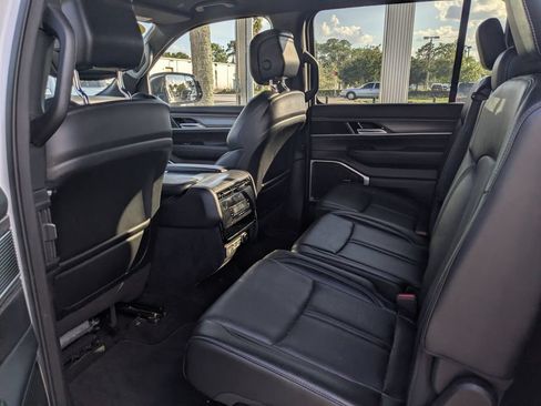 Used 2024 Jeep Wagoneer L Series II w/ Flexible Seating Group AWD/4WD image 18
