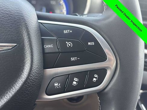 Used 2023 Chrysler Pacifica Touring-L FWD image 14