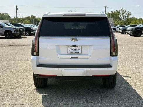 Used 2019 Cadillac Escalade Luxury AWD/4WD image 4