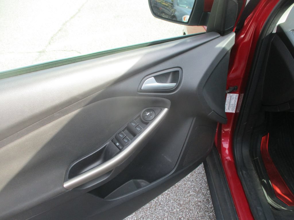 Used 2012 Ford Focus SEL FWD image 11