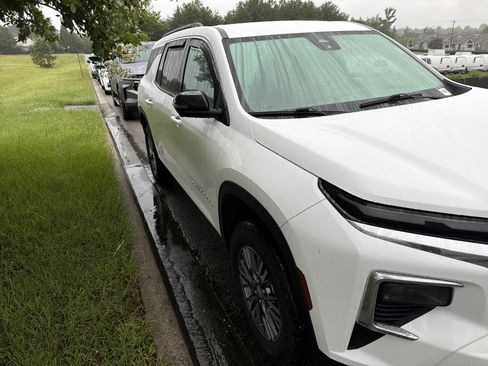 Used 2024 Chevrolet Traverse LT FWD image 2