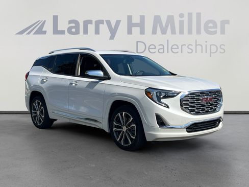 Used 2020 GMC Terrain Denali w/ Denali Premium Package FWD image 7