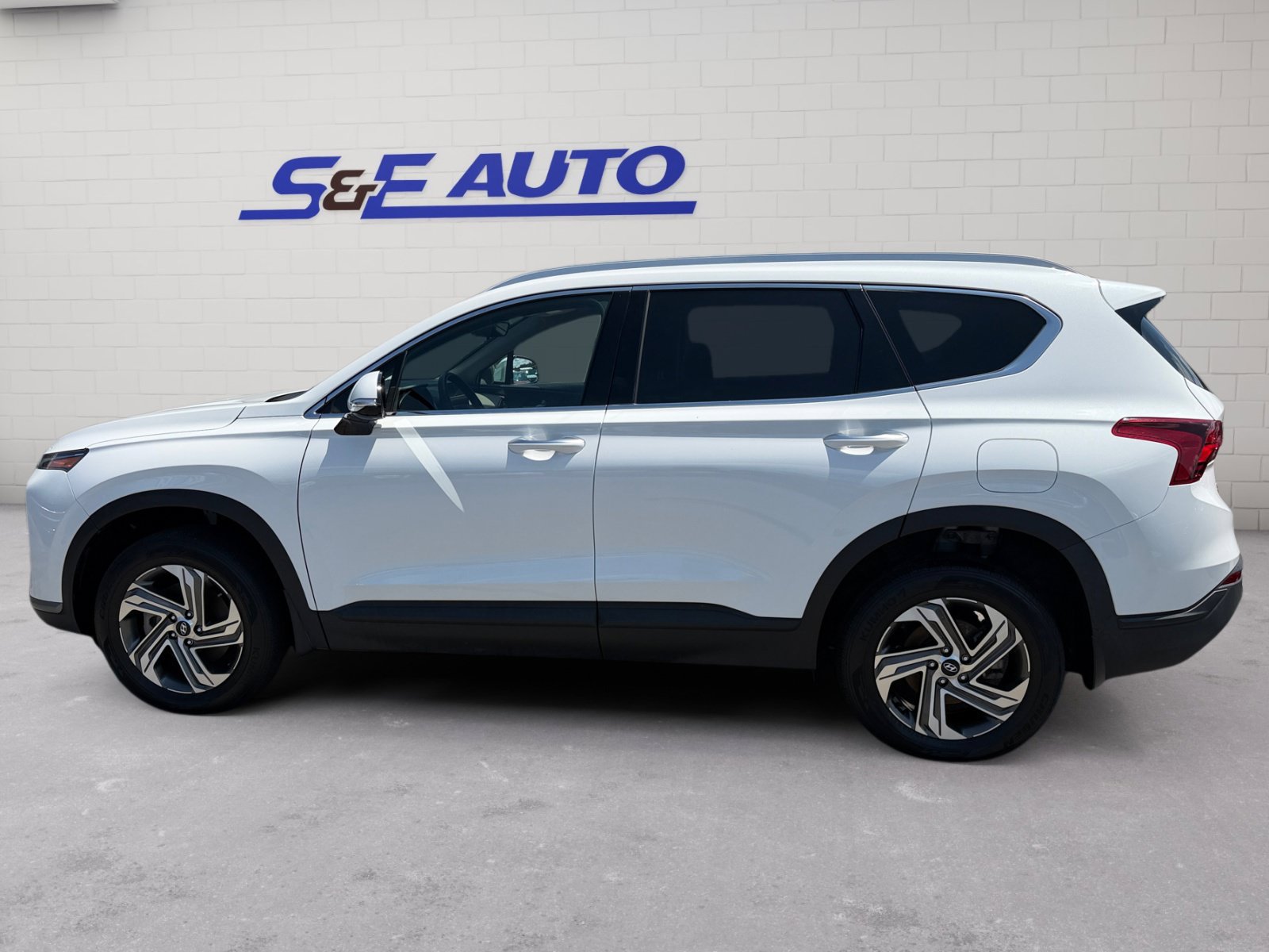 Used 2023 Hyundai Santa Fe SEL w/ Cargo Package AWD/4WD image 2