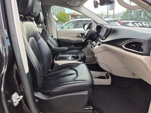 Used 2024 Chrysler Pacifica Touring-L FWD image 29