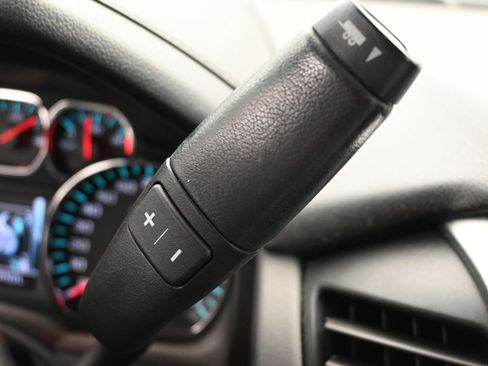 Used 2018 Chevrolet Suburban LT RWD image 18