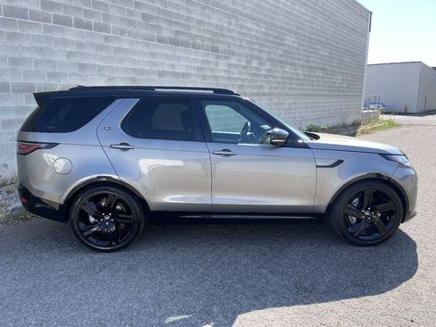 Used 2024 Land Rover Discovery Dynamic SE AWD/4WD image 3