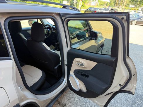 Used 2015 Jeep Renegade Latitude w/ Cold Weather Group II FWD image 16