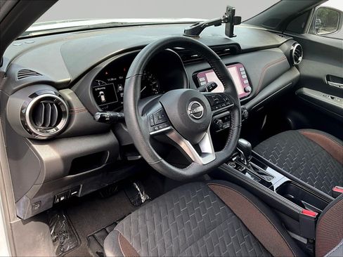 Used 2022 Nissan Kicks SR w/ Interior Electronics Package FWD image 17