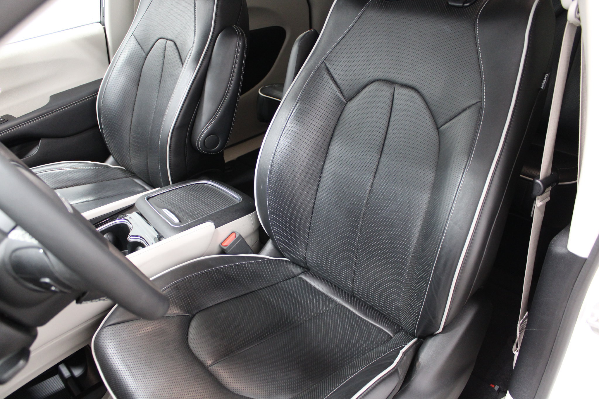 Used 2023 Chrysler Pacifica Limited FWD image 14