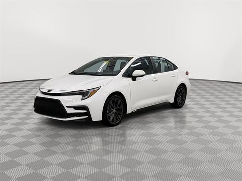Used 2025 Toyota Corolla SE image 4
