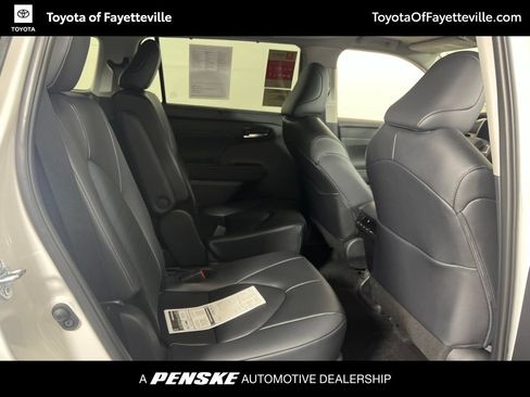 Used 2026 Toyota Highlander XLE AWD/4WD image 13