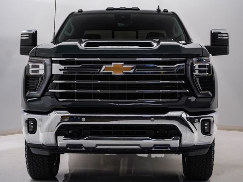 Used 2025 Chevrolet Silverado 2500 LTZ w/ LTZ Plus Package AWD/4WD image 6