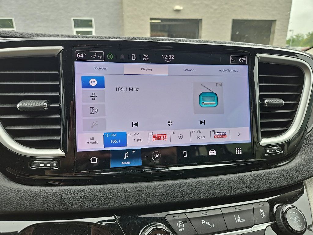 Used 2023 Chrysler Pacifica Touring-L FWD image 20