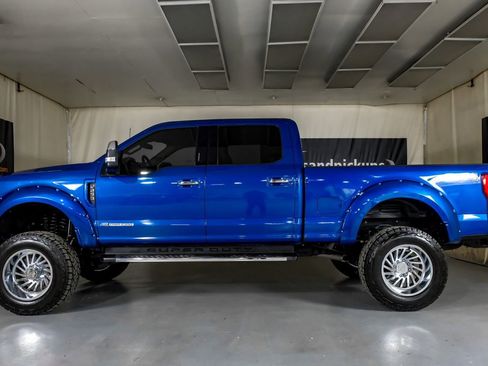 Used 2022 Ford F250 Lariat w/ Chrome Package image 11