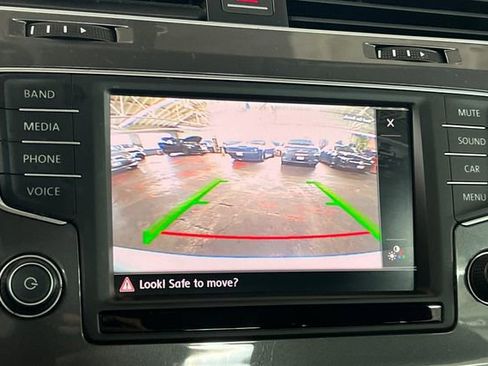 Used 2016 Volkswagen e-Golf SE image 23