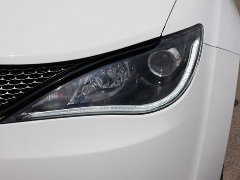Used 2020 Chrysler Pacifica Touring-L w/ S Appearance Package FWD image 16