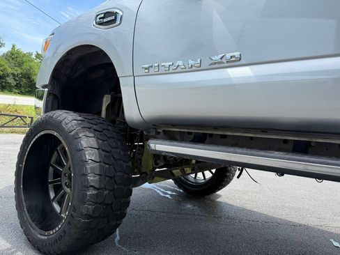 Used 2017 Nissan Titan SL image 6