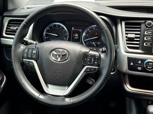 Used 2019 Toyota Highlander XLE FWD image 14