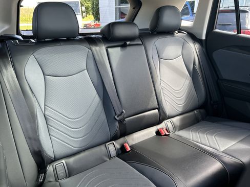 New 2025 Volkswagen Tiguan SE image 9