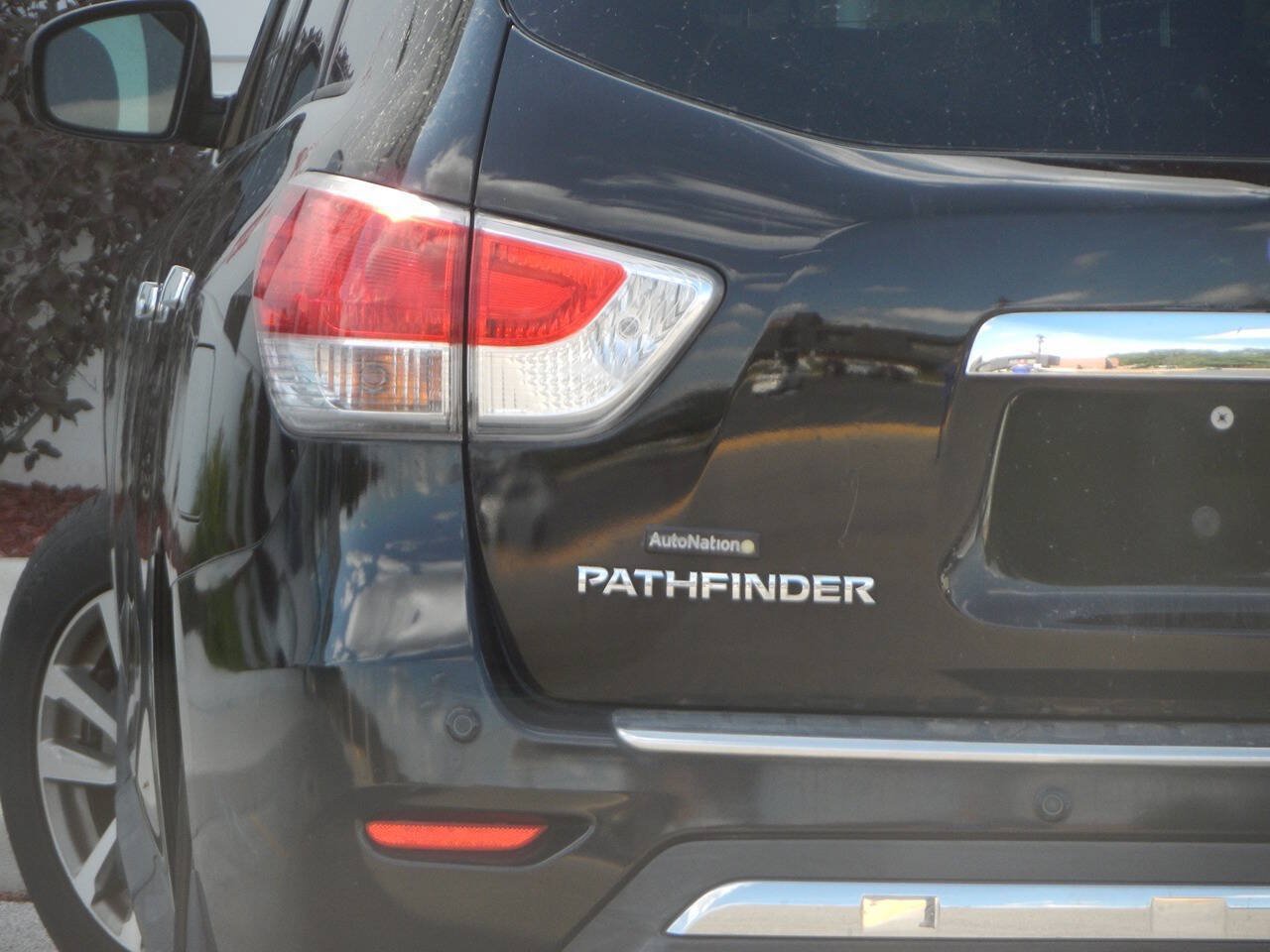Used 2013 Nissan Pathfinder SV w/ Cargo Pkg FWD image 1