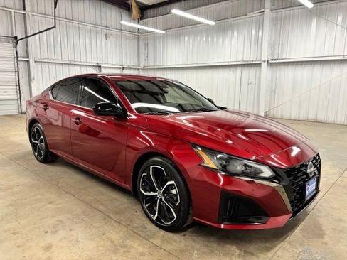 Used 2023 Nissan Altima 2.5 SR w/ SR Premium Package FWD image 1