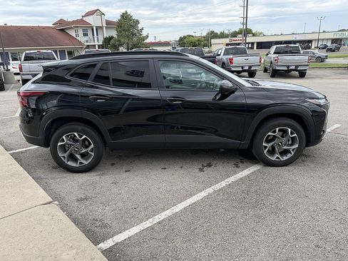 Used 2025 Chevrolet Trax LT FWD image 7