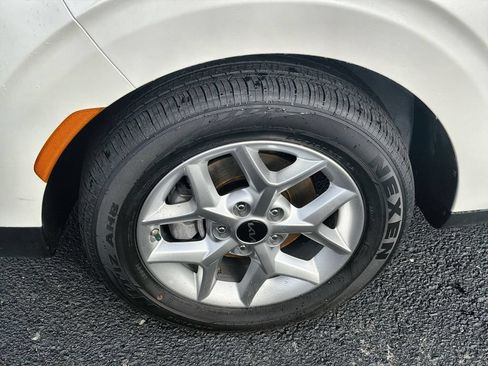 Used 2025 Kia Soul LX w/ LX Technology Package FWD image 12