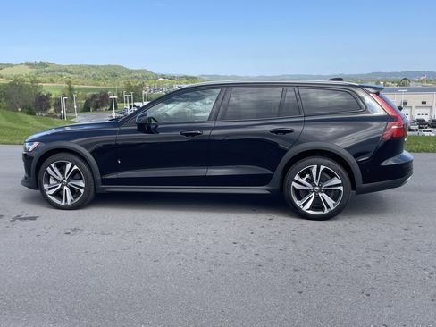 Used 2025 Volvo V60 B5 Cross Country Plus AWD/4WD image 7