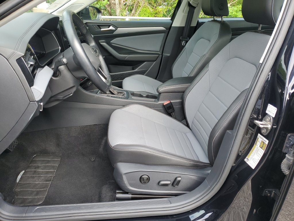 Used 2025 Volkswagen Jetta SE FWD image 21