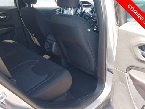 Used 2019 Jeep Cherokee Latitude w/ Popular Appearance Group AWD/4WD image 6