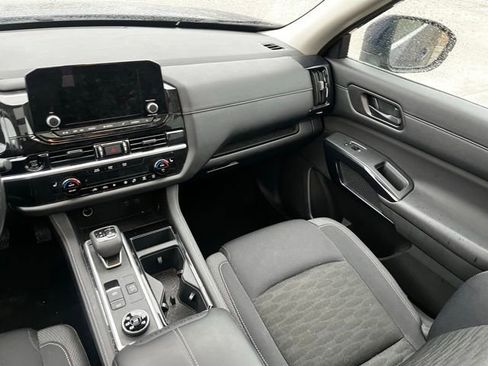 Used 2025 Nissan Pathfinder SV w/ SV Premium Package image 9