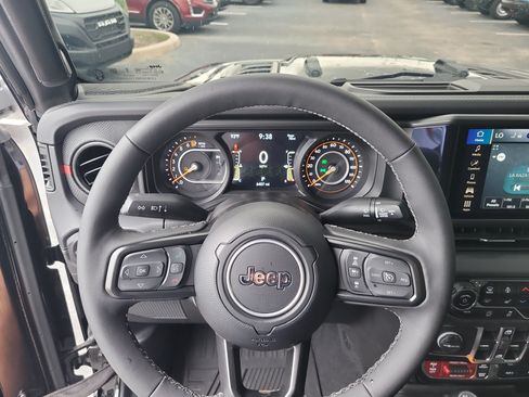 Used 2025 Jeep Gladiator Rubicon w/ Safety Group AWD/4WD image 27