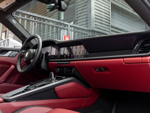 Used 2025 Porsche 911 Carrera w/ Premium Package image 41