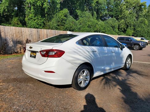 Used 2018 Chevrolet Cruze LT FWD image 3