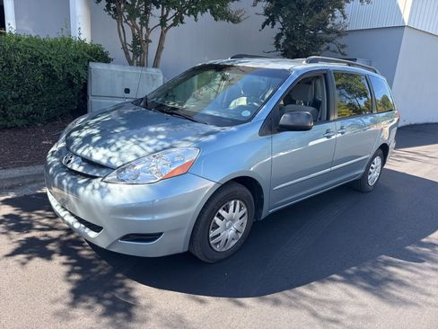 Used 2007 Toyota Sienna CE image 2