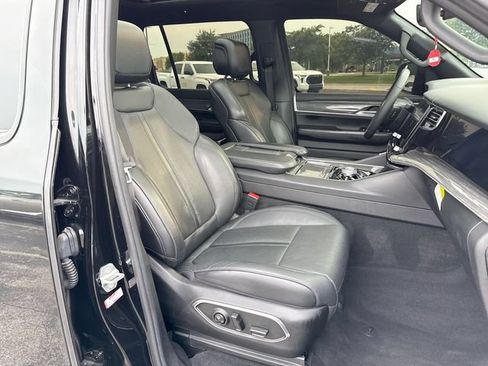 Used 2022 Jeep Wagoneer Series III w/ Premium Group I AWD/4WD image 26
