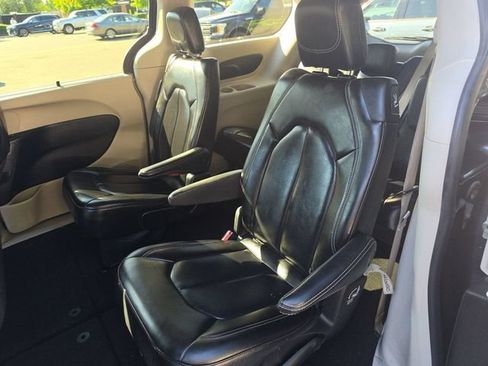 Used 2023 Chrysler Pacifica Touring-L FWD image 33