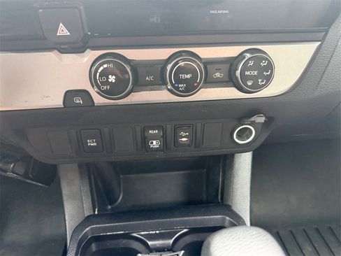 Used 2018 Toyota Tacoma TRD Off-Road image 25