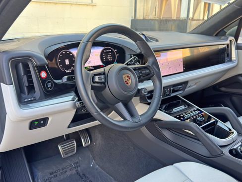 Used 2024 Porsche Cayenne Turbo AWD/4WD image 14