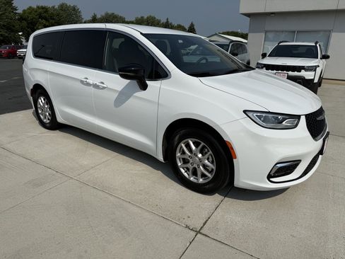 Used 2026 Chrysler Pacifica Select FWD image 1