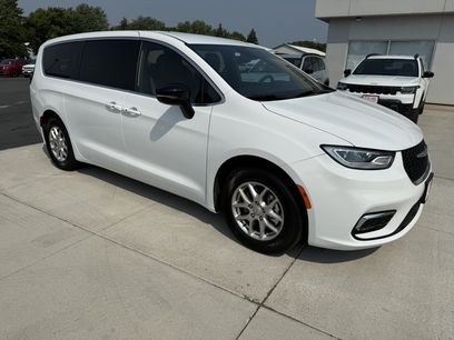 Used 2026 Chrysler Pacifica Select