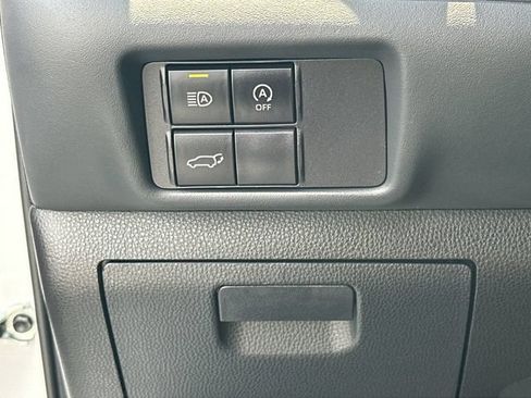 Used 2024 Toyota Highlander XLE FWD image 17
